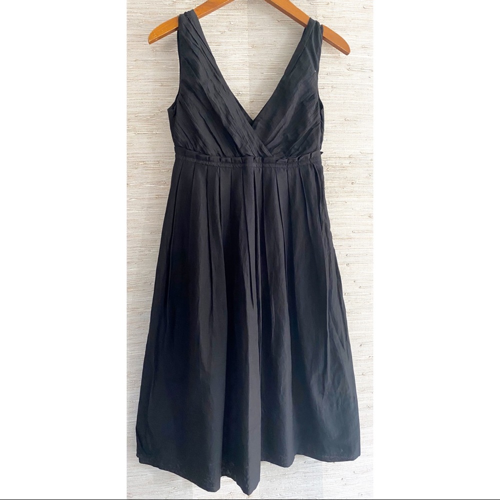 GAP Size 0 Black Pleated V-Neck Dress